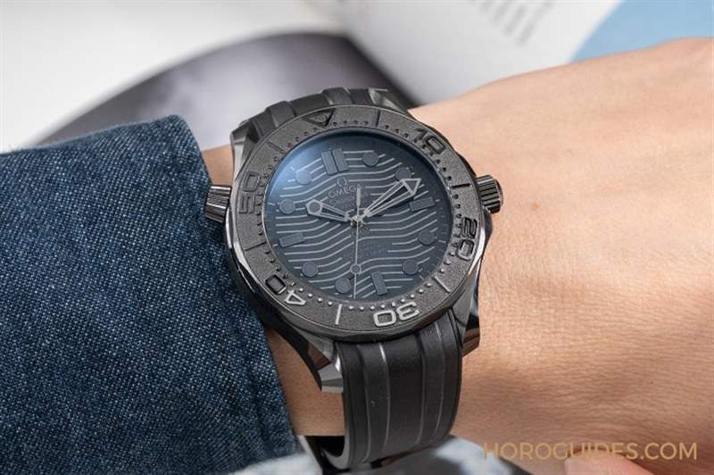 一身黑也要有層次｜歐米茄陶瓷黑海馬Seamaster Diver 300M Black Black-復刻表