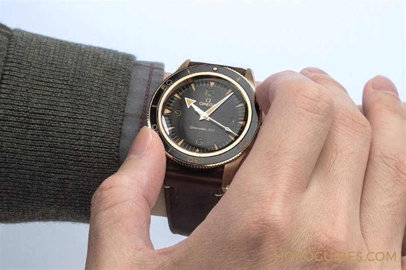 歐米茄第一只青銅表！Seamaster 300 Bronze Gold專利青銅金-復刻表