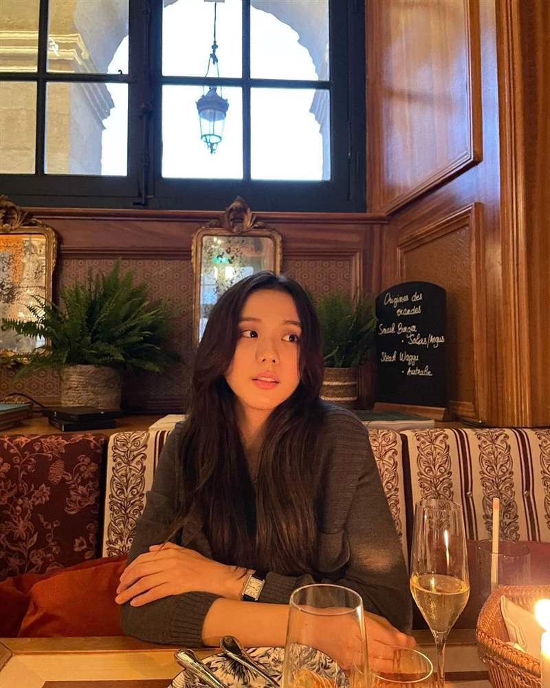 Jisoo私服珠寶手表造型特搜！「卡地亞Tank表、LOVE戒指」打造都會個性范本-復刻表