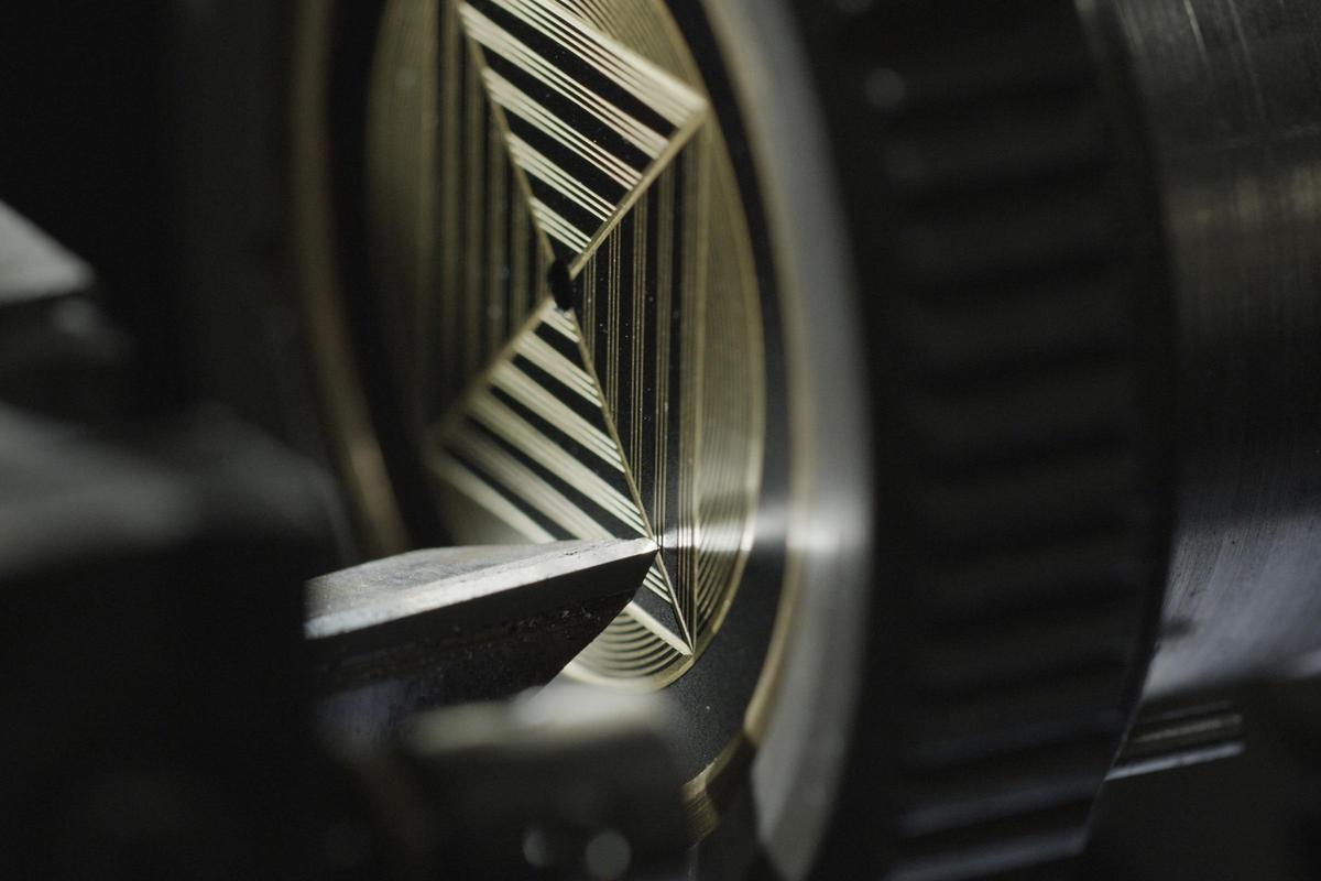 Louis Erard挑戰最親民的機刻雕花工藝？-復刻表