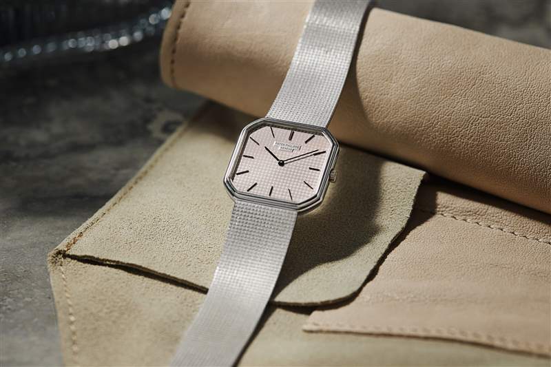 復(fù)古手表兩枚金百達(dá)翡麗，一枚 1980 年代帶有世界時間表圈的 Sinn 計(jì)時碼表，以及一枚 1974 年勞力士蠔式萬年歷腕表-復(fù)刻表