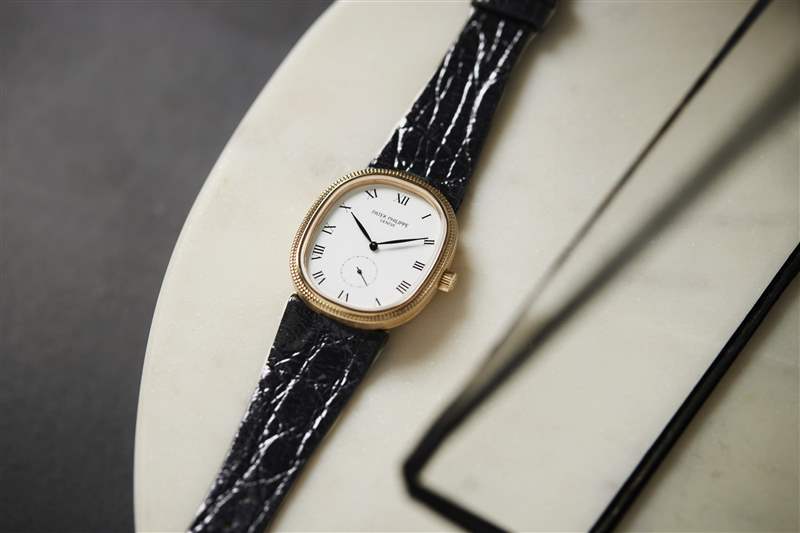 復(fù)古手表兩枚金百達(dá)翡麗，一枚 1980 年代帶有世界時間表圈的 Sinn 計(jì)時碼表，以及一枚 1974 年勞力士蠔式萬年歷腕表-復(fù)刻表