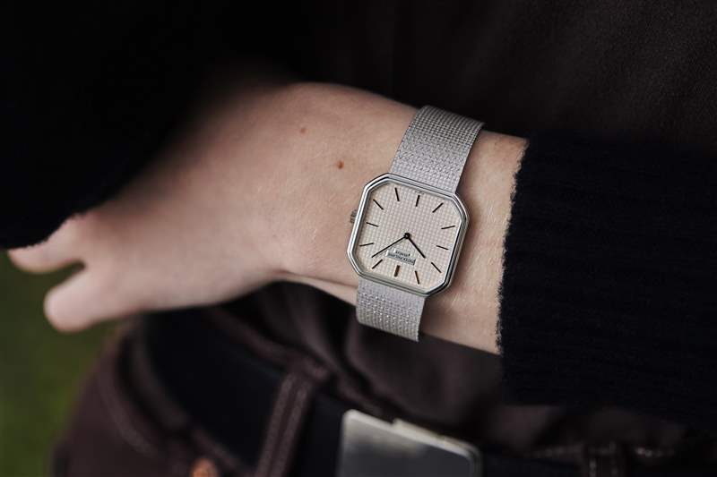 復(fù)古手表兩枚金百達(dá)翡麗，一枚 1980 年代帶有世界時間表圈的 Sinn 計(jì)時碼表，以及一枚 1974 年勞力士蠔式萬年歷腕表-復(fù)刻表