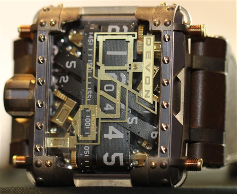 Devon Tread 1蒸汽朋克手表評論-復刻表