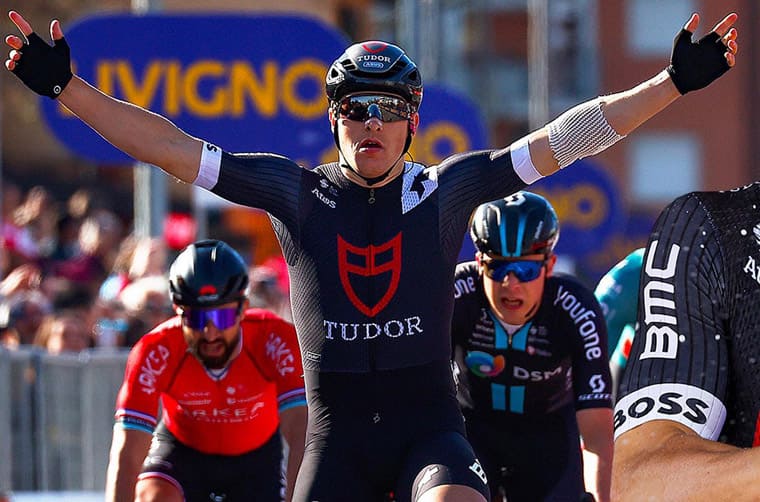 帝舵自行車隊摘下隊史首座職業賽冠軍車手戴特制Black Bay領獎-復刻表