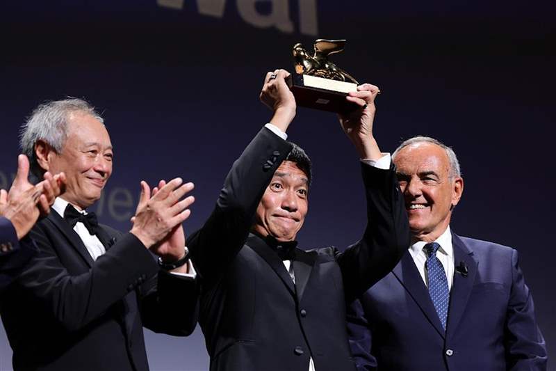 梁朝偉勇奪威尼斯終身成就獎成亞洲首例手上配飾反映個人特質-復刻表