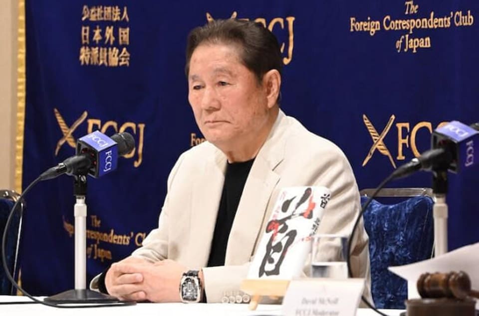 金馬獎頒獎嘉賓名導北野武宣傳新片《首》 手上千萬大表超吸睛-復刻表